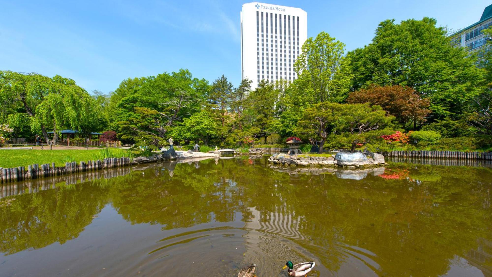 Premier Hotel Nakajima Park Sapporo Eksteriør billede The duck pond at the center of the park
